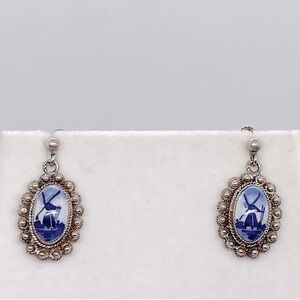 Vtg Delft 835 Silver Hand Painted Blue White Ceramic Screw / Clip Earrings | 1”